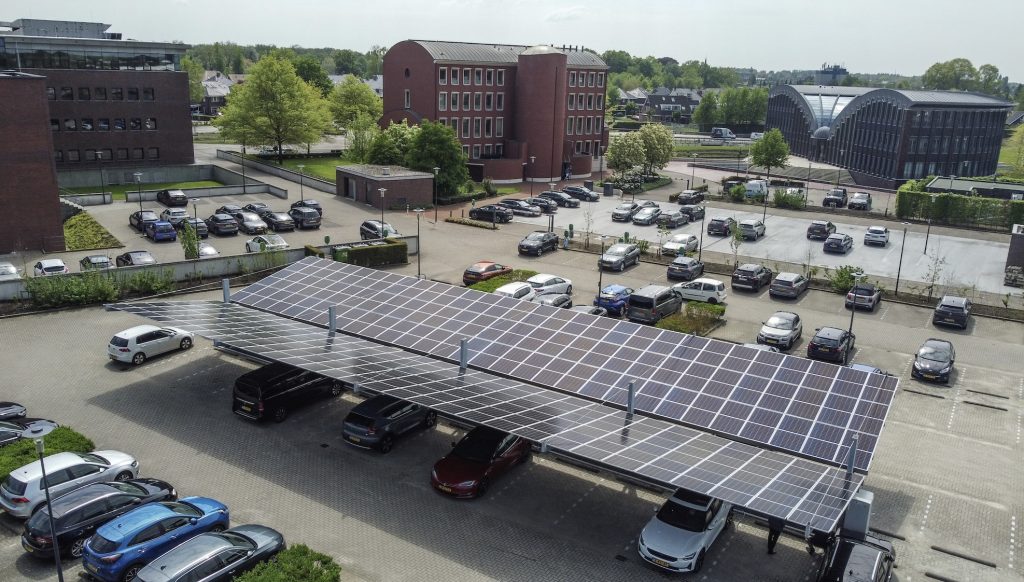 Afdak met zonnepanelen