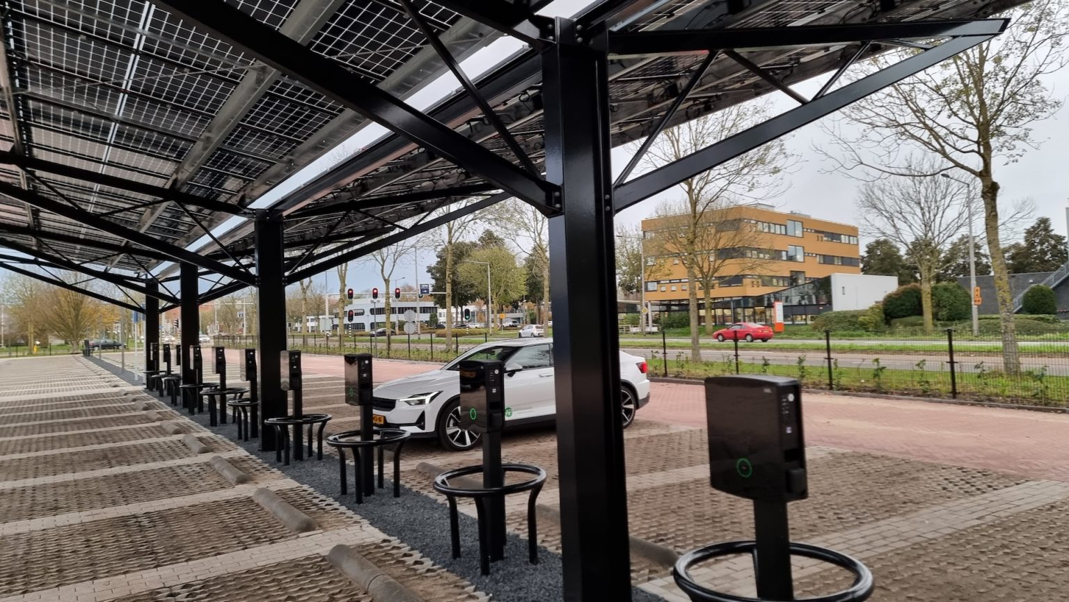 de Waal carport weg op achtergrond copy